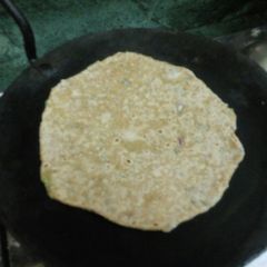 A picture of Aata pyaaj besan ki missi roti.