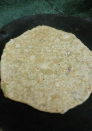 A picture of Aata pyaaj besan ki missi roti.