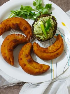 क्रेसन्ट पो-कॉर्न-ची (Crescent Po-Corn-Chee recipe in marathi) रेसिपी चे मुख्य फोटो