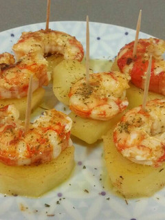 Una foto de Pincho de patata confitada con langostino