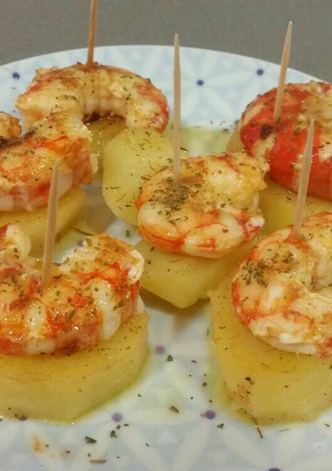 Una foto de Pincho de patata confitada con langostino