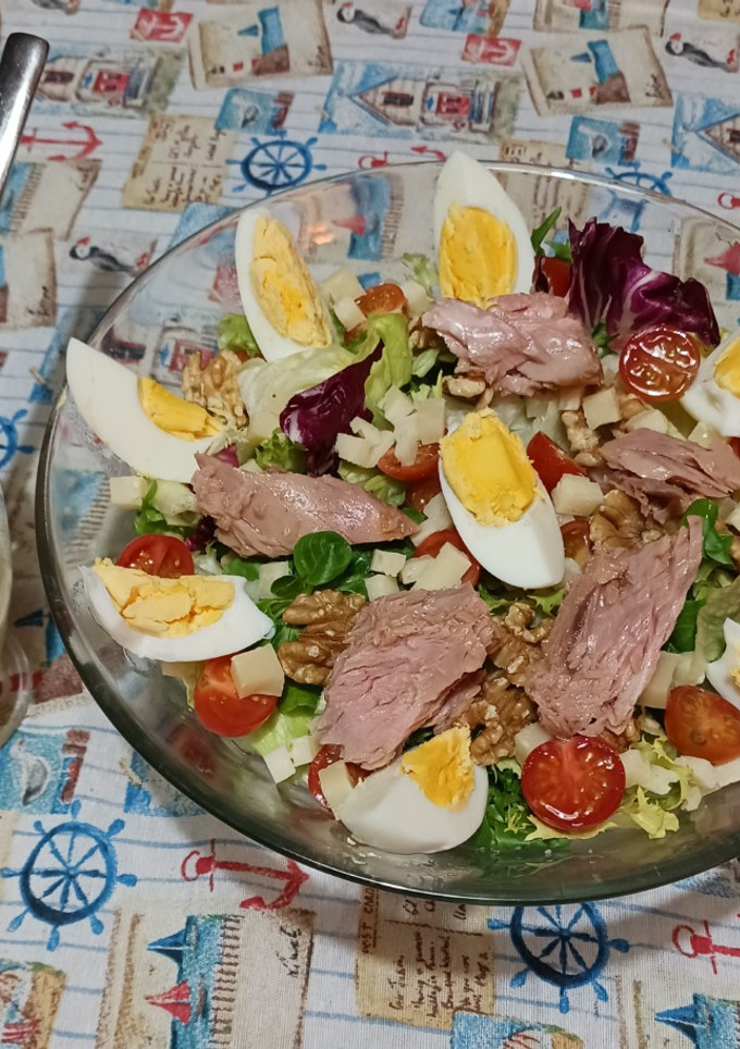 Una foto de Ensalada gourmet con aderezo de queso viejo y mostaza (1)