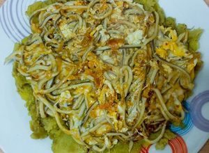 Foto principal de Revuelto de gulas en cama de patata 😋😋😋