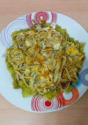Una foto de Revuelto de gulas en cama de patata 😋😋😋