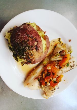 Una foto de Cazón a Las Finas Hierbas con papas Rellenas