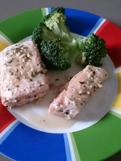 Una foto de Salmón al horno con brócoli
