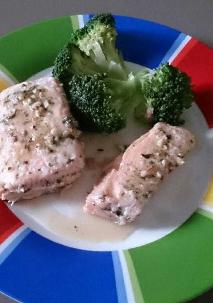 Una foto de Salmón al horno con brócoli