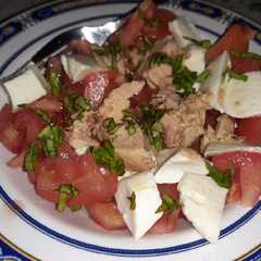 Una foto de Ensalada de tomate, atún y mozzarella