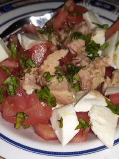 Una foto de Ensalada de tomate, atún y mozzarella