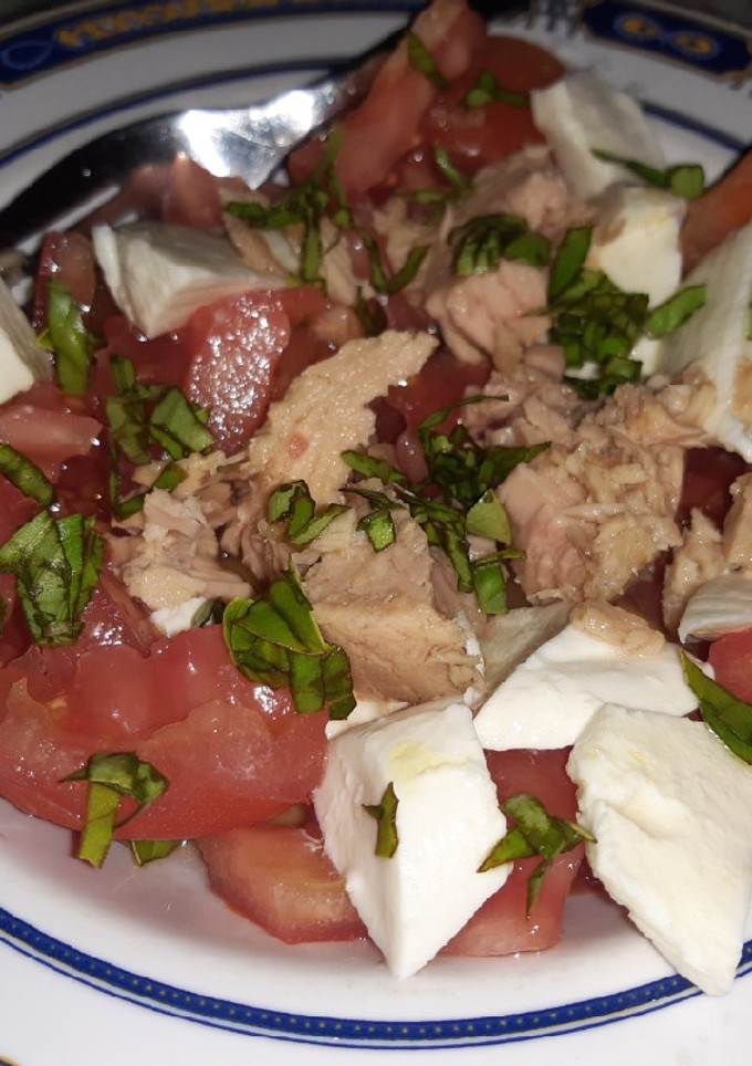 Una foto de Ensalada de tomate, atún y mozzarella