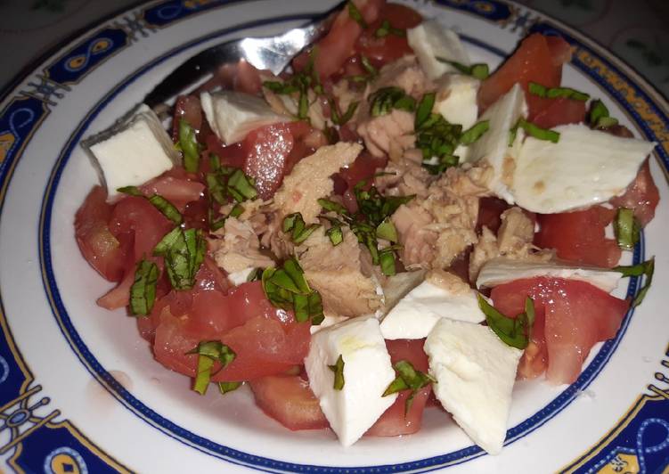 Ensalada de tomate, atún y mozzarella
