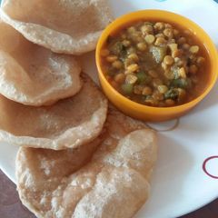 A picture of Masala Dal with puri.
