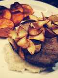 Peceto al horno con puré de coliflor y chips de mandioca