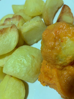 Una foto de Bravas con salsa casera🥔🥔