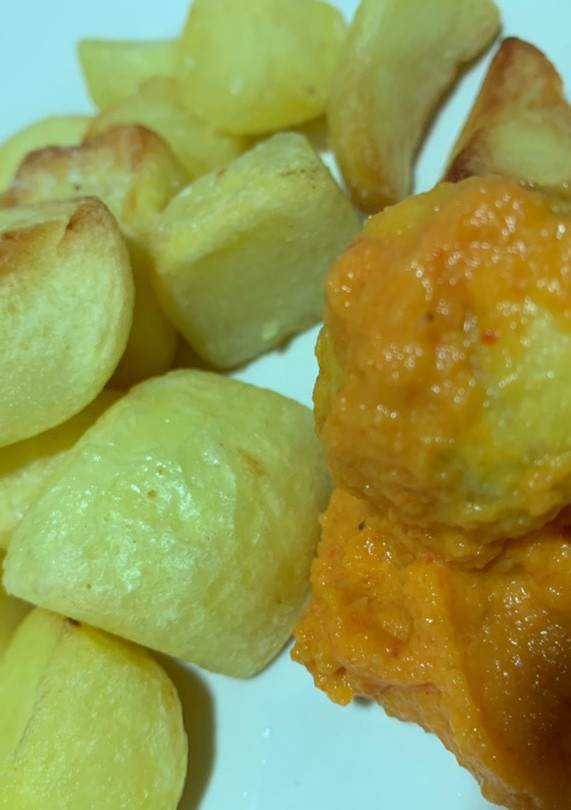 Una foto de Bravas con salsa casera🥔🥔