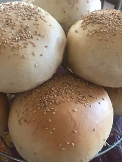 Una foto de Pan de hamburguesa 🍔 casero