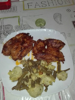 Una foto de Muslo de pollo al pimentón hecho al carbón con judías y alcachofas salteadas