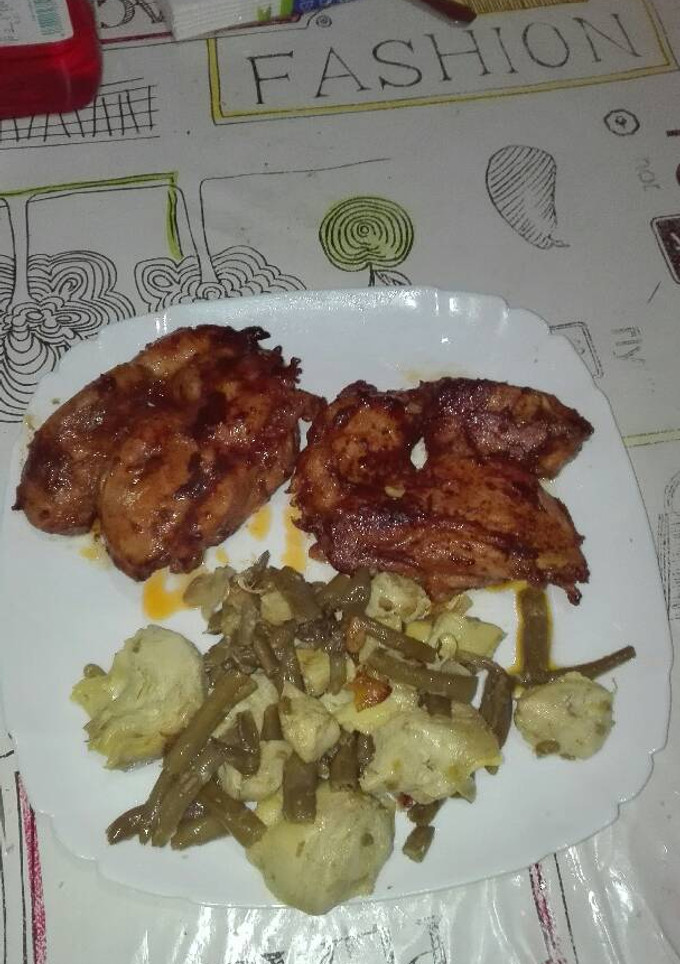 Una foto de Muslo de pollo al pimentón hecho al carbón con judías y alcachofas salteadas 