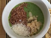 Una foto de yogur con leche de almendras