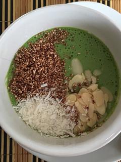 Una foto de Smoothie Bowl de plátano y espinacas