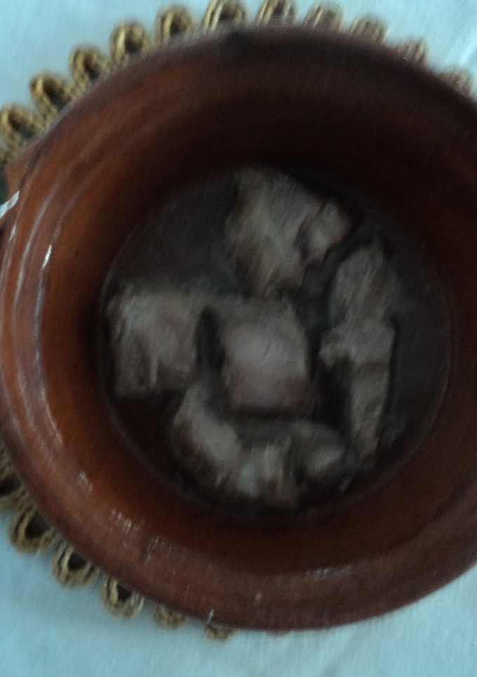 Una foto de Costillas de puerco a la cerveza y jugo de chile jalapeño y sangrita verde