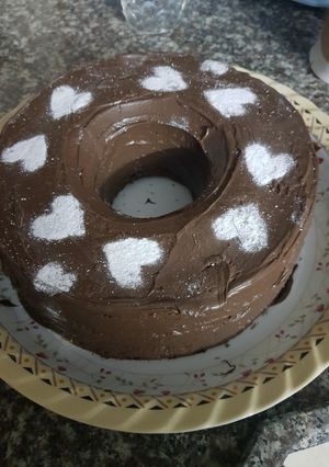 صورة لوصفة تزيين كيكة اسفنجية بالشوكولاتة