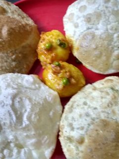 पूरी और दम आलू (Puri Aur Dum aloo recipe in hindi) रेसिपी मुख्य फोटो