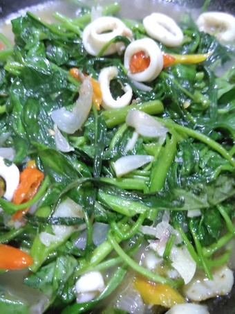 Bagaimana Membuat Cah Kangkung Cumi yang Enak Banget