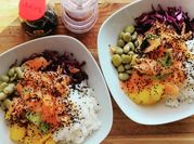 Una foto de poke salmon mango