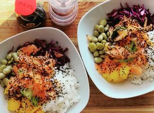 Una foto de Poke bowl con salmón rosado