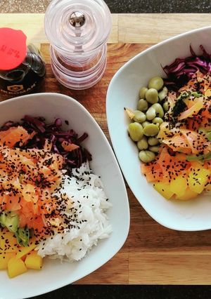 Una foto de Poke bowl con salmón rosado