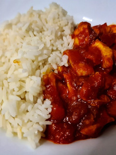 Una foto de Pollo con tomate