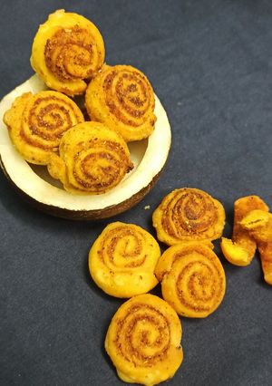 बाकरवडी (bakarvadi recipe in marathi) रेसिपी चे मुख्य फोटो
