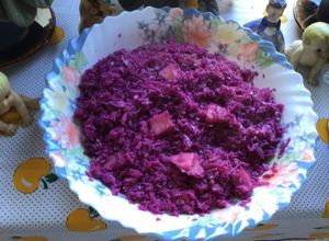 Una foto de Repollo morado con manzanas (col, lombarda)