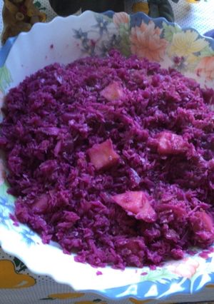 Una foto de Repollo morado con manzanas (col, lombarda)