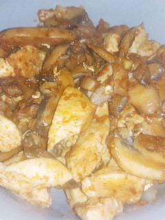 Una foto de Revuelto de pollo con champiñones en salsa de soja