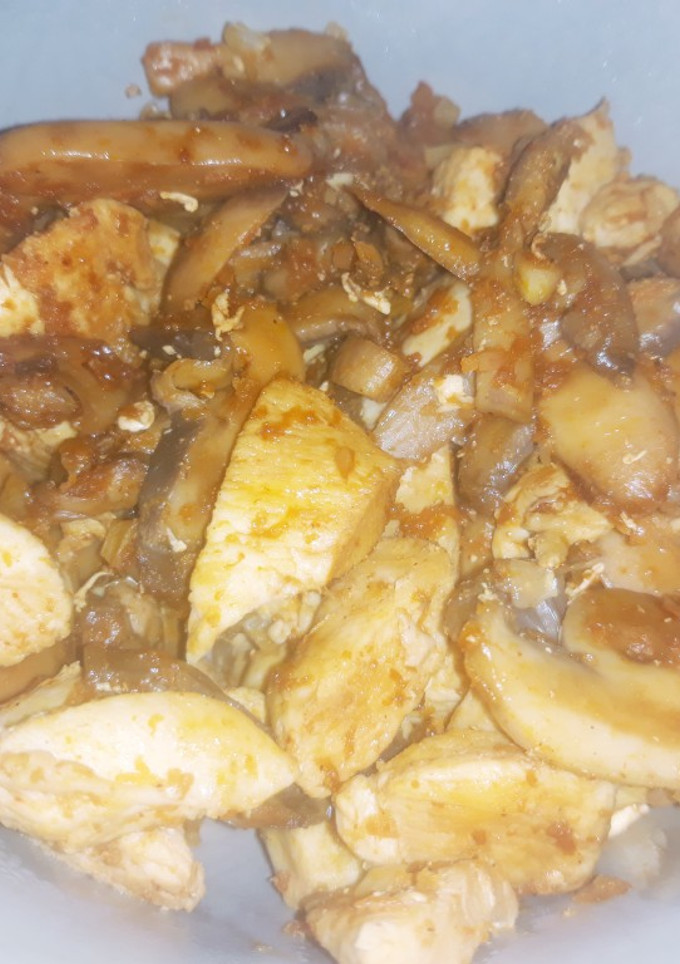 Una foto de Revuelto de pollo con champiñones en salsa de soja