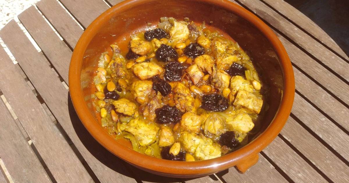 Tajine marroquí tradicional de pollo con frutos secos y especias