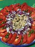 Salade de tomates au thon oignon rouge et câpres (sauce citron)