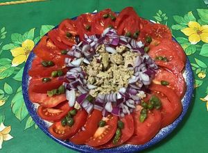 Une photo de Salade de tomates au thon oignon rouge et câpres (sauce citron)