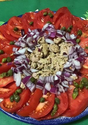 Une photo de Salade de tomates au thon oignon rouge et câpres (sauce citron)