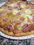 Pizza de masa gruesa con huevos de codorniz