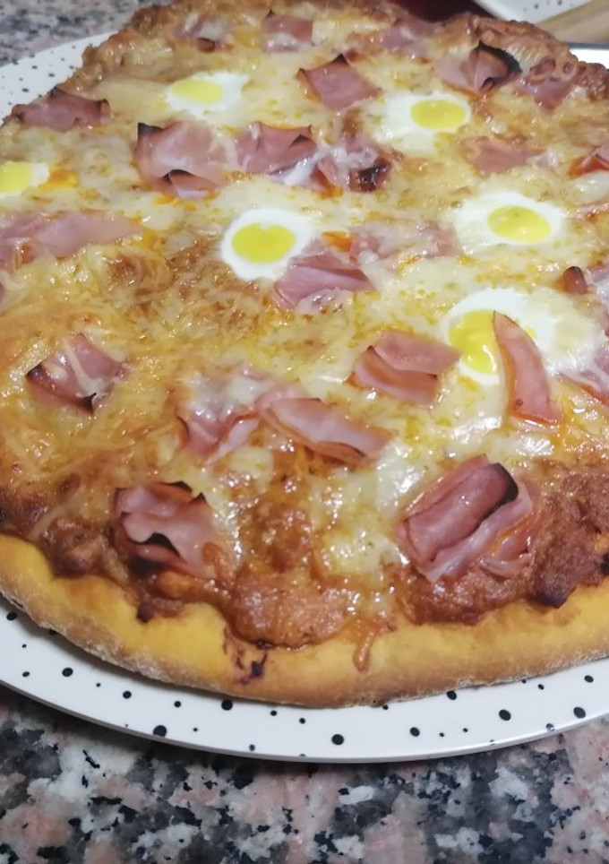 Una foto de Pizza de masa gruesa con huevos de codorniz