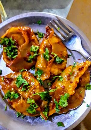 सोया शेजवान सॉस मोमोज (Soya Schezwan sauce momos recipe in Hindi) रेसिपी मुख्य फोटो