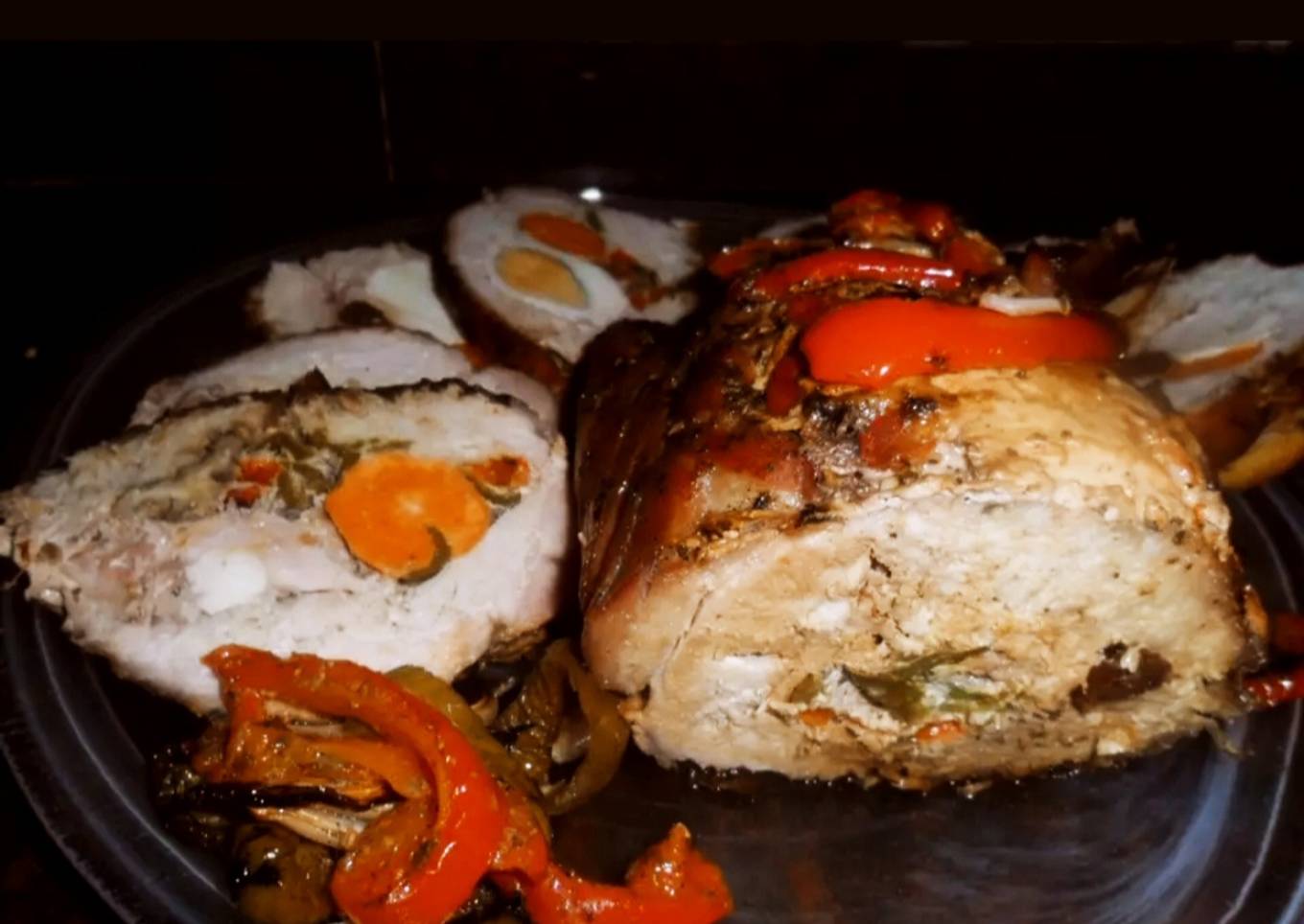 Lomo de cerdo relleno con ciruelas, nueces y verduras