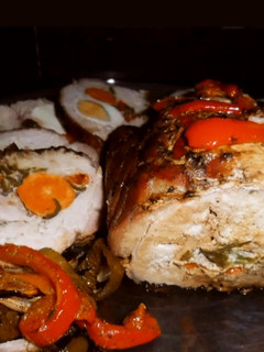Una foto de Lomo de cerdo relleno con ciruelas, nueces y verduras