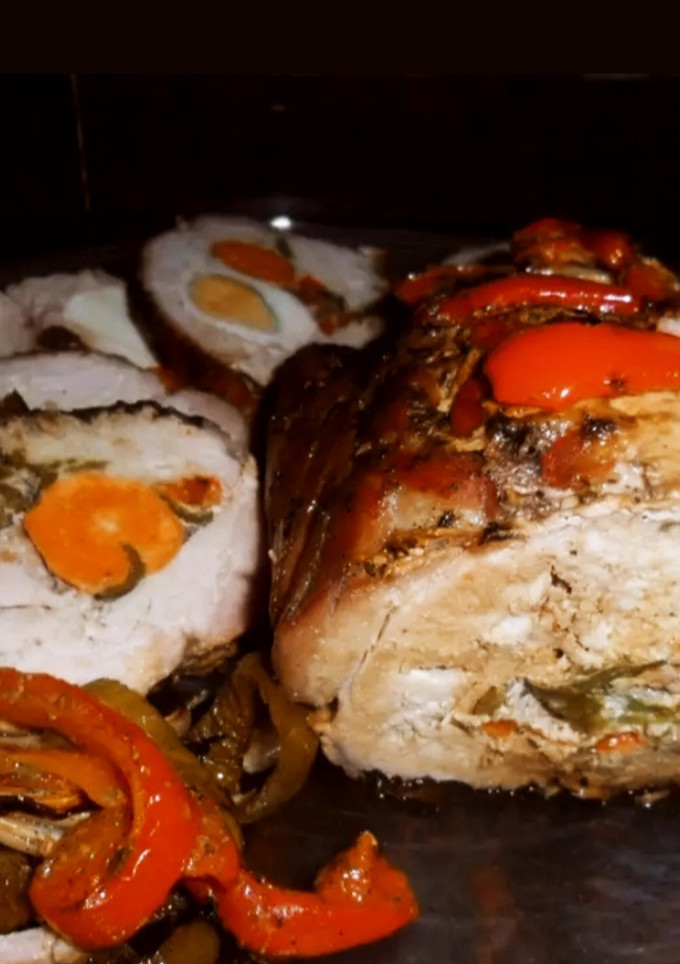Una foto de Lomo de cerdo relleno con ciruelas, nueces y verduras