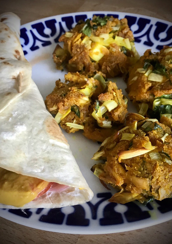 Una foto de Fajitas de salmón con queso y tortitas de bonito
