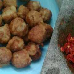 รูปของ Bakso penyet crispy sambal merah