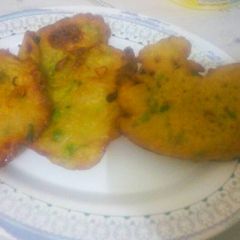 A picture of Deepfried vegetable dough.